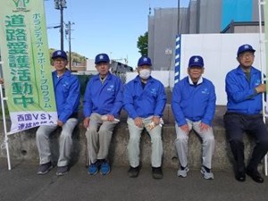 【 撮影者を除く５人で記念撮影 】