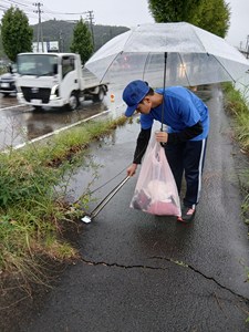 【 歩道に捨てられたごみを拾う 】