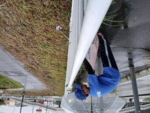 【 法面に捨てられたごみを拾う 】