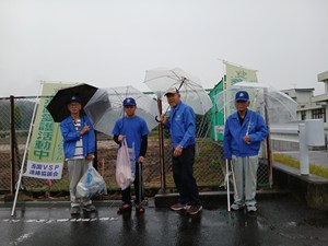 【 開発工事中の現場を背景に記念撮影 】